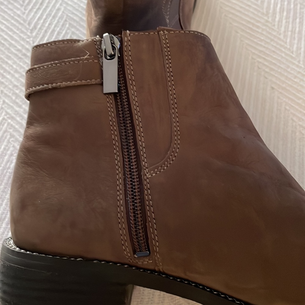 Woman’s Ankle Boots - Picture 3 of 5